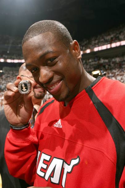 Dwyane Wade con l&#39;anello vinto da Miami nel 2006
